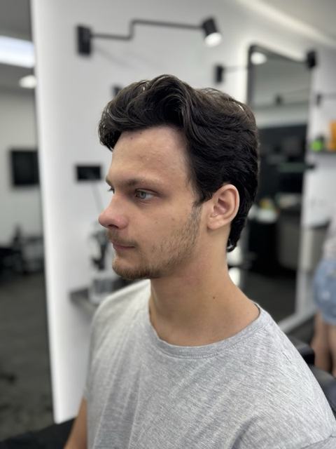 Tamno muško šišanje sa zapreminom spreda, pogled iz tri četvrtine. PHILIPP, Novi Sad