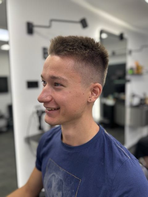 Visoki fejd sa dužim vrhom kod mladog muškarca. PHILIPP, Novi Sad