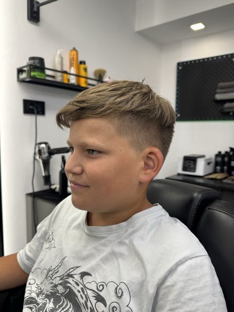 Dečije šišanje dečaka: kratke strane i duži vrh. PHILIPP, Novi Sad