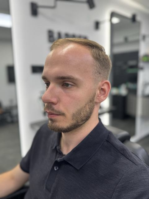 Kratko muško šišanje sa oblikovanom bradom, pogled sa strane. PHILIPP, Novi Sad
