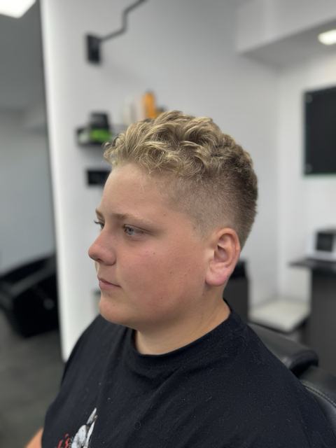 Muško šišanje: veoma kratke strane, duži teksturirani vrh, pogled sa strane. Barber PHILIPP, Novi Sad