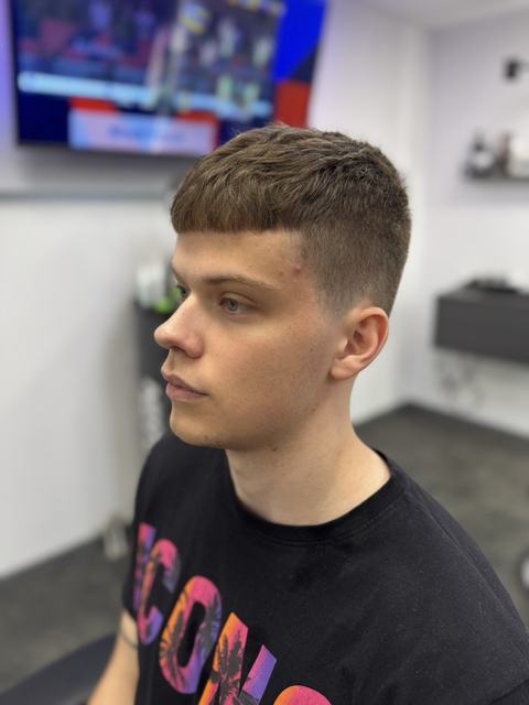 Teksturirano muško šišanje sa kratkom stranom, pogled iz tri četvrtine. PHILIPP, Novi Sad